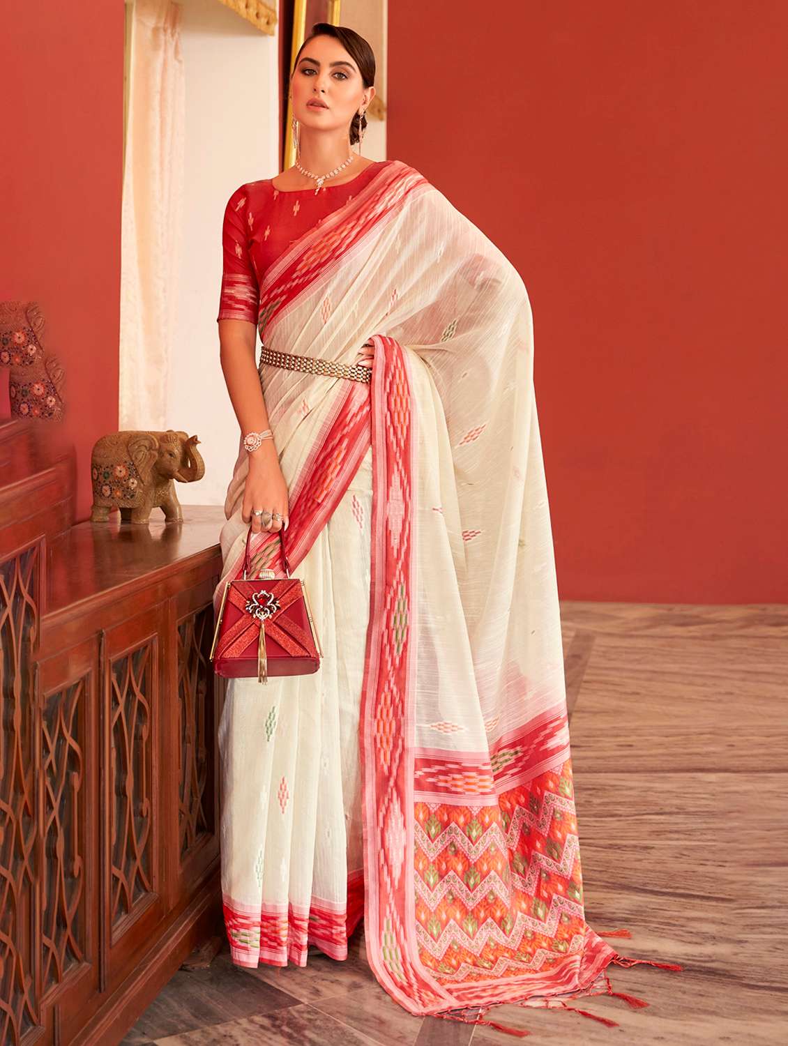 women self design handloom saree with blouse