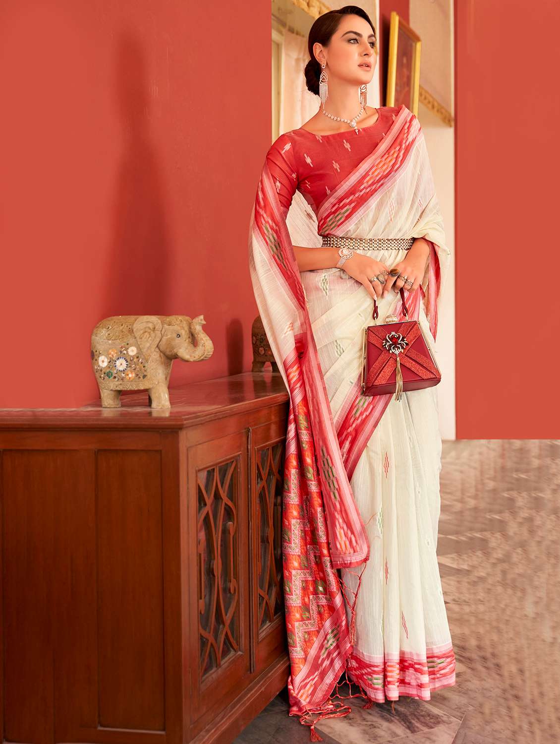 women self design handloom saree with blouse - 22592687 -  Standard Image - 3