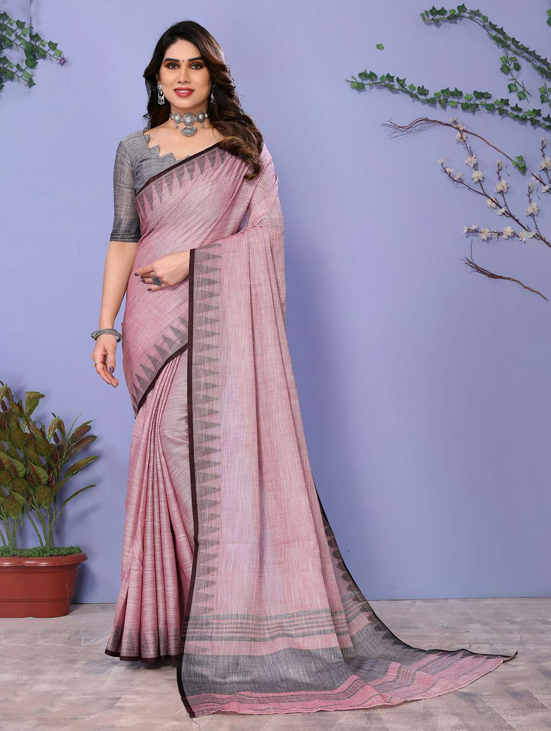 women self design handloom saree with blouse