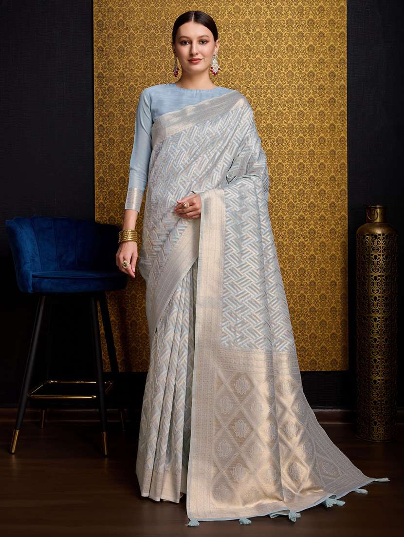 women self design bordered saree with blouse