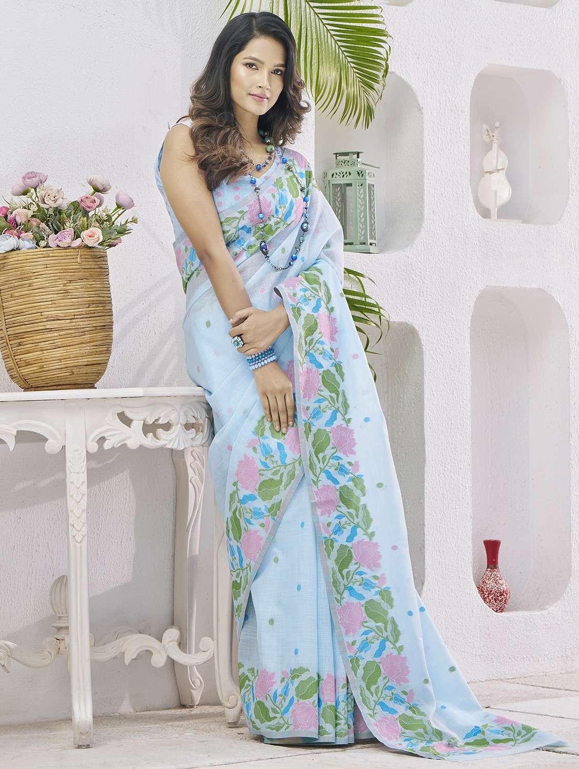 women self design handloom saree with blouse