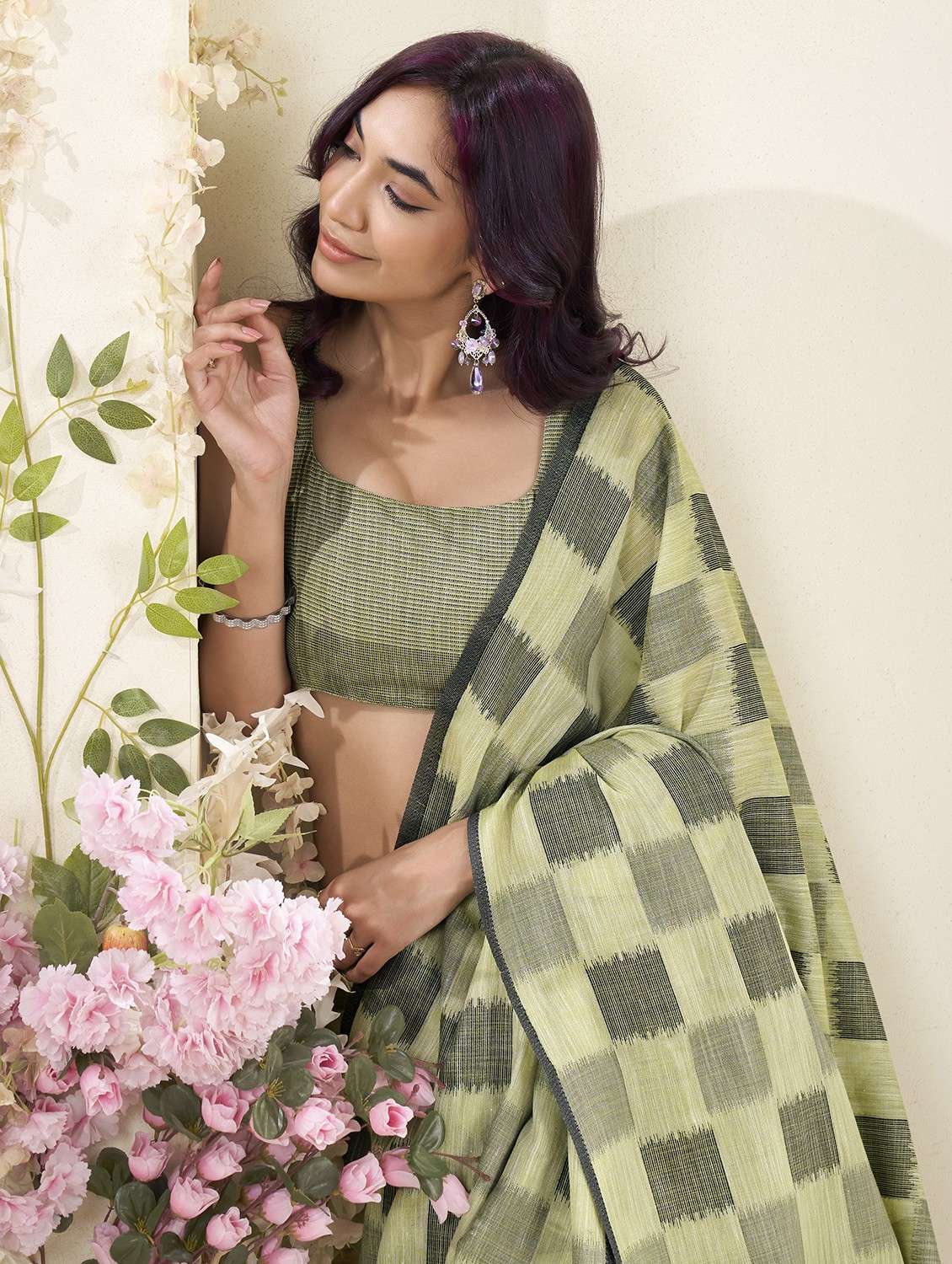 women checkered handloom saree with blouse - 22593025 -  Standard Image - 3