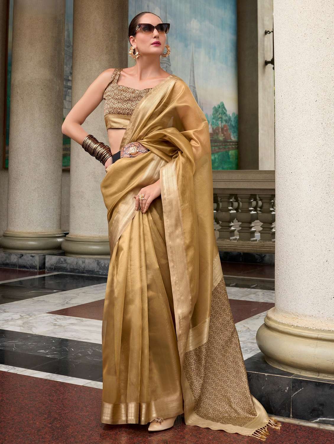women solid with bordered saree with blouse
