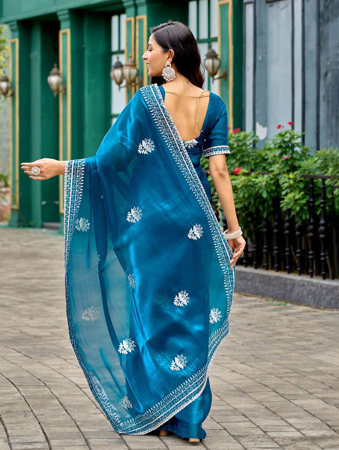 Women Solid With Work Embroidered Saree With Blouse - 22593143 -  Standard Image - 3