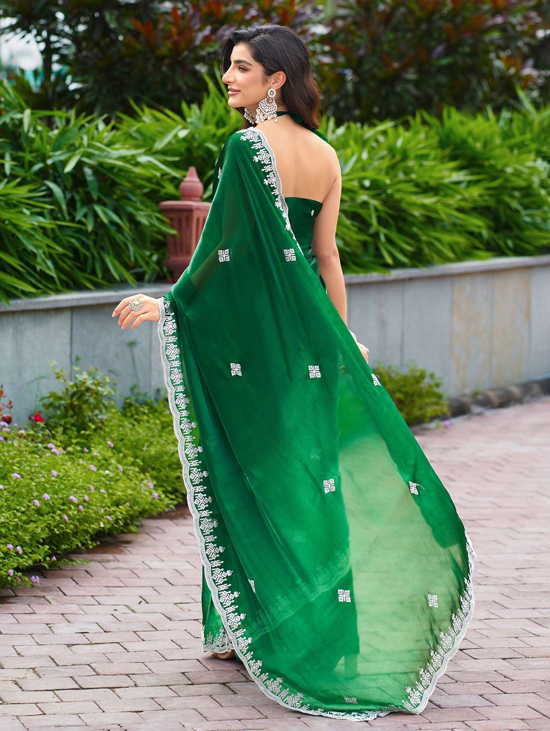 Women Solid With Work Embroidered Saree With Blouse - 22593157 -  Standard Image - 3