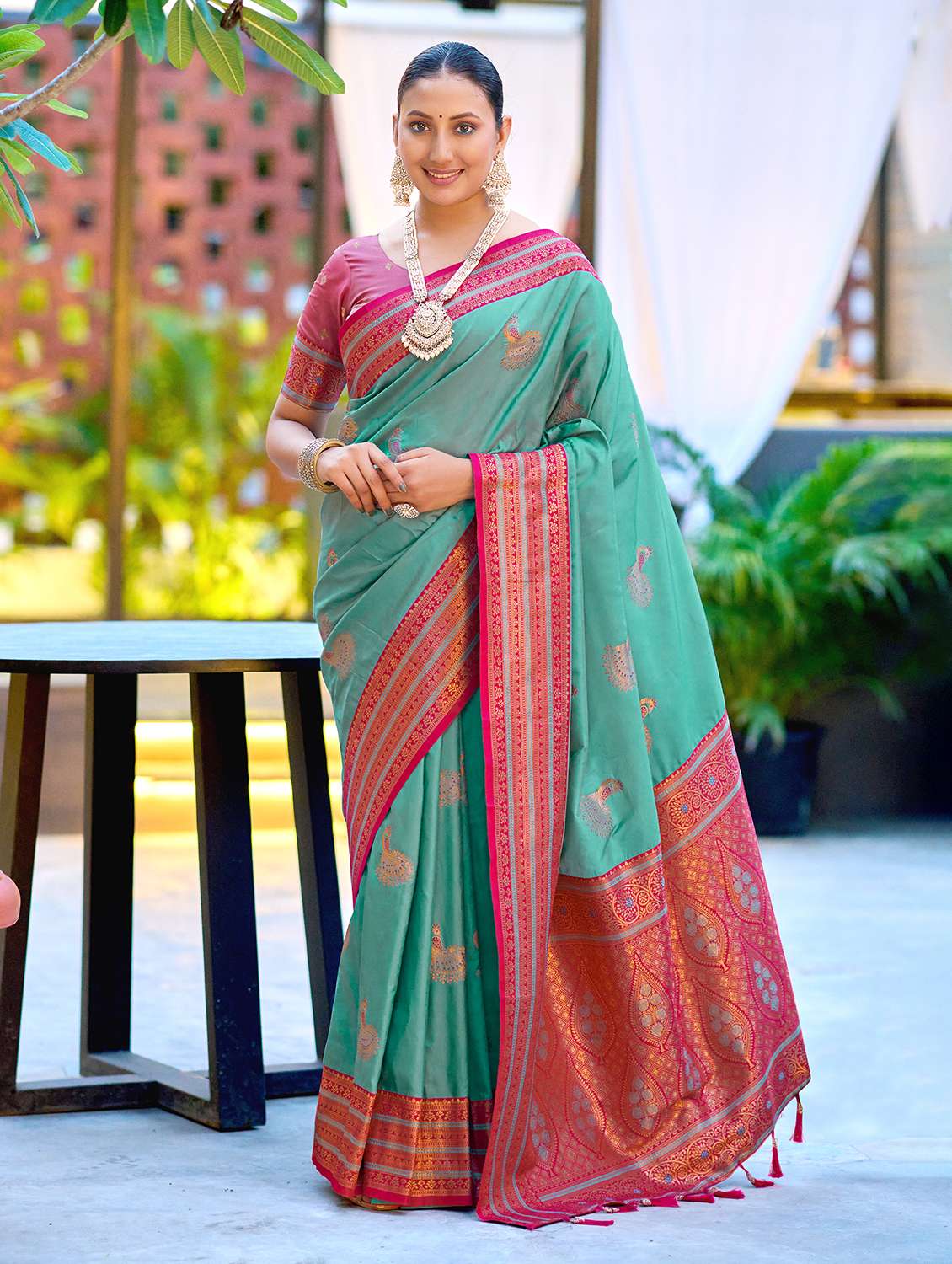 women self design banarasi saree with blouse
