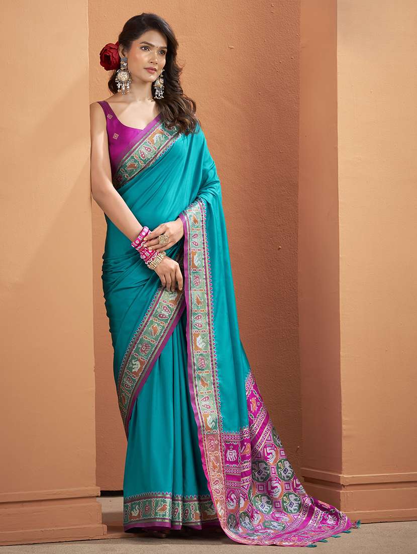 women solid with bordered patola saree with blouse