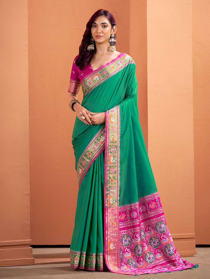 women solid with bordered patola saree with blouse