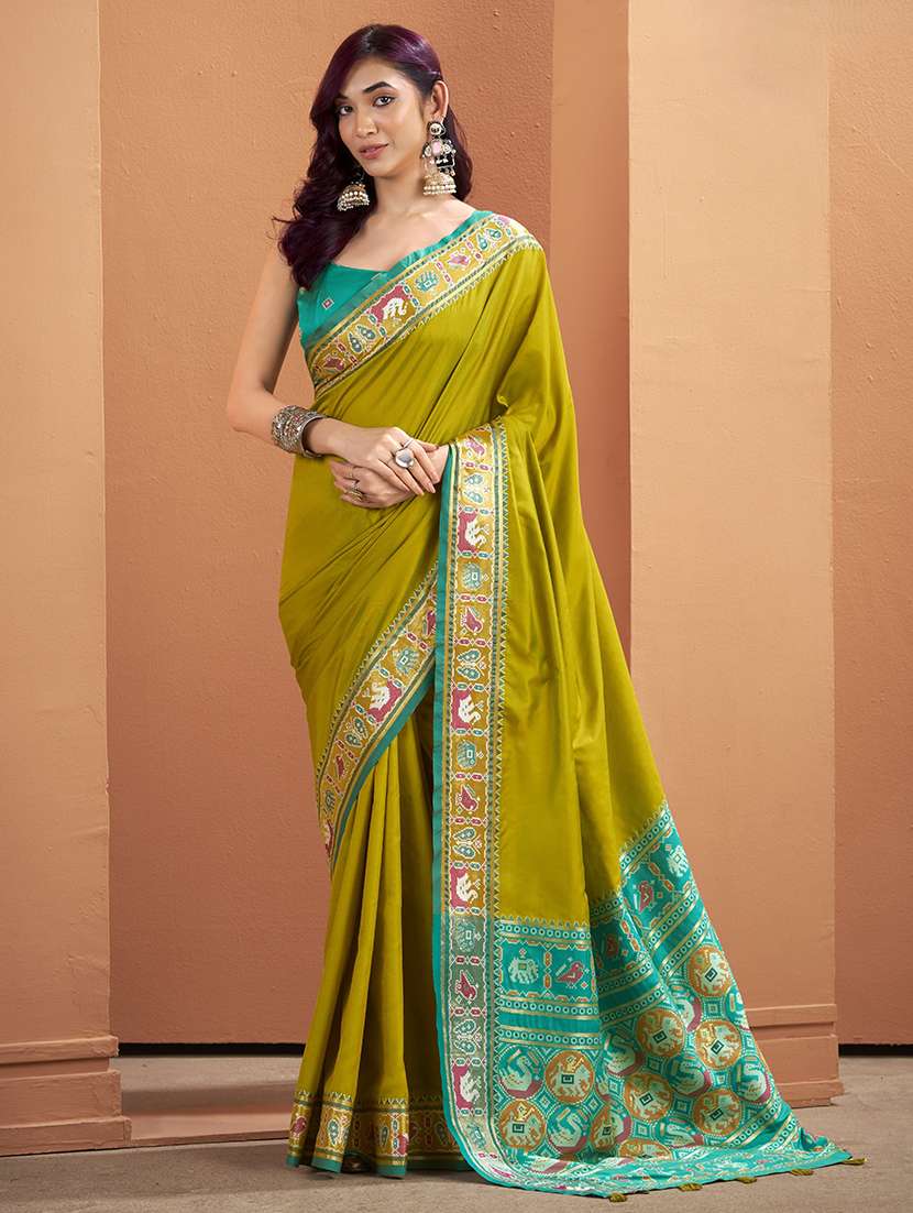 women solid with bordered patola saree with blouse
