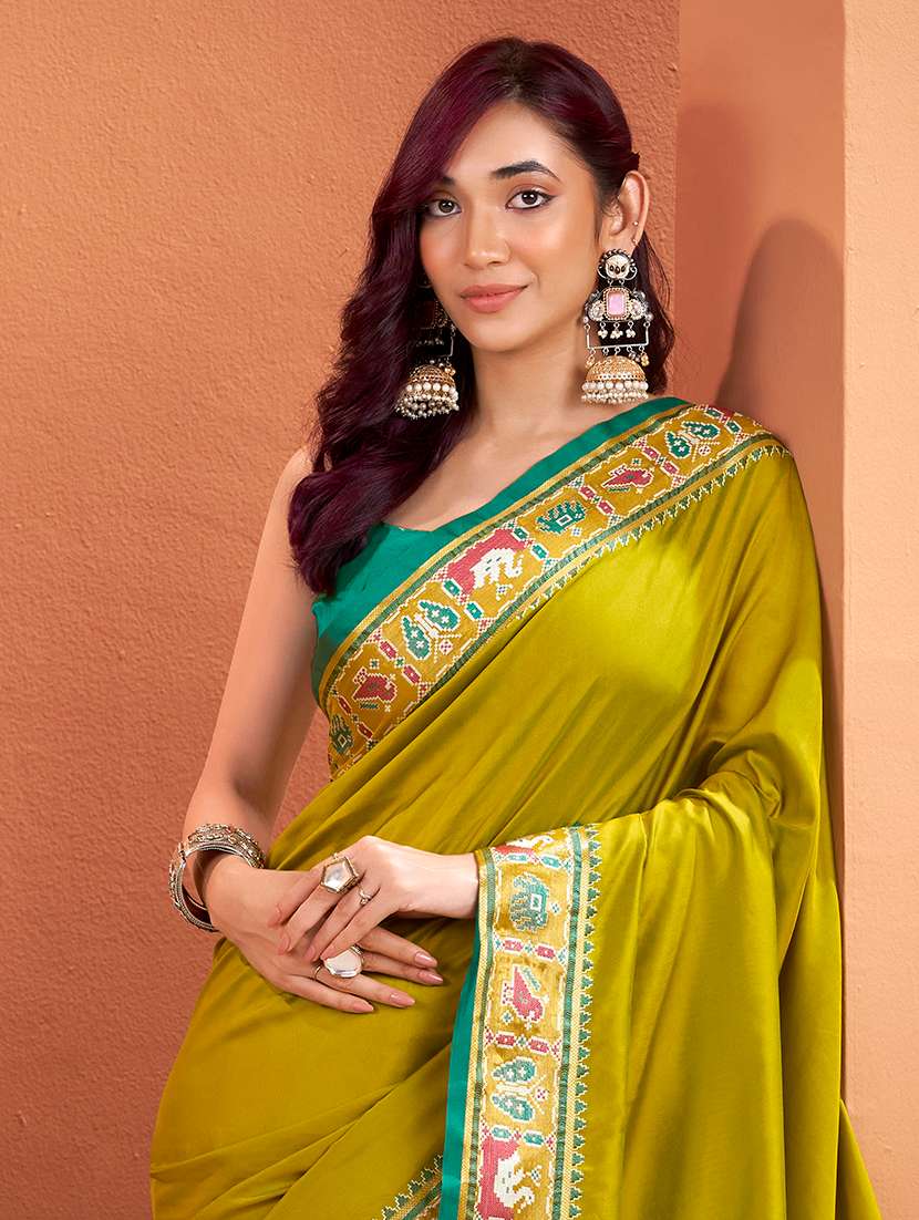 women solid with bordered patola saree with blouse - 22593510 -  Standard Image - 3