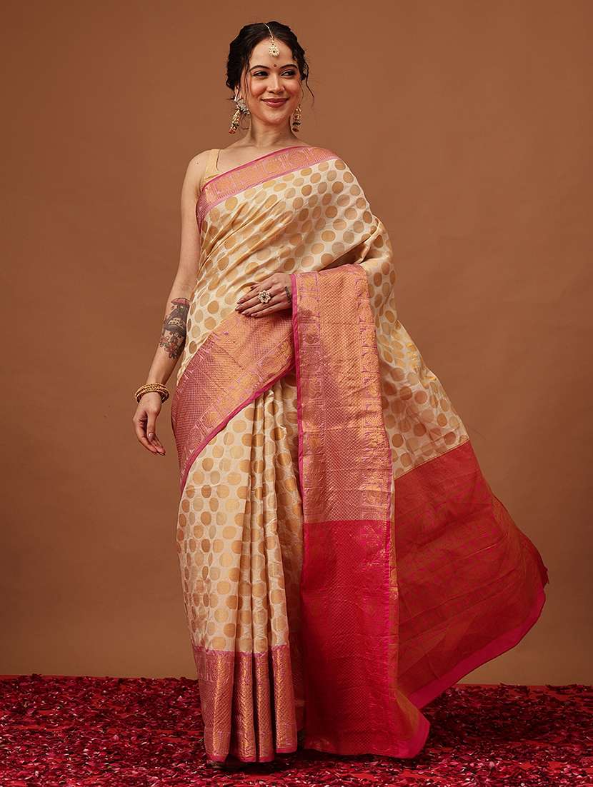 women self design bordered saree with blouse