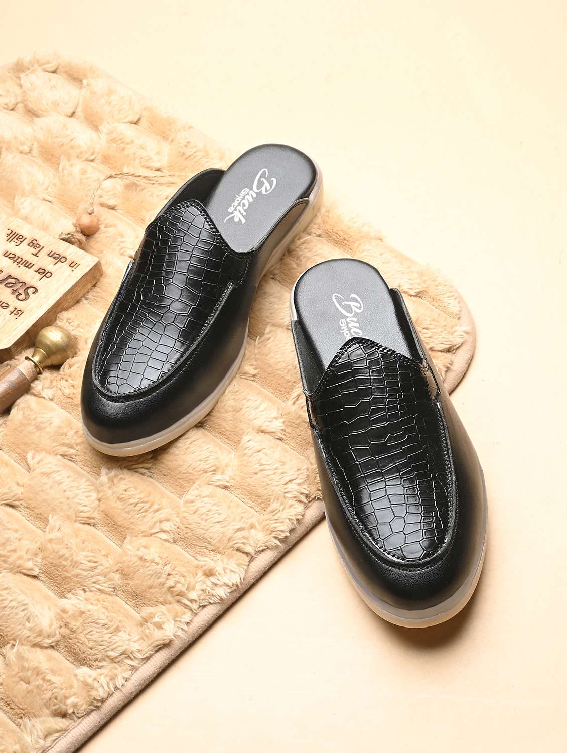 men textured slip on mule