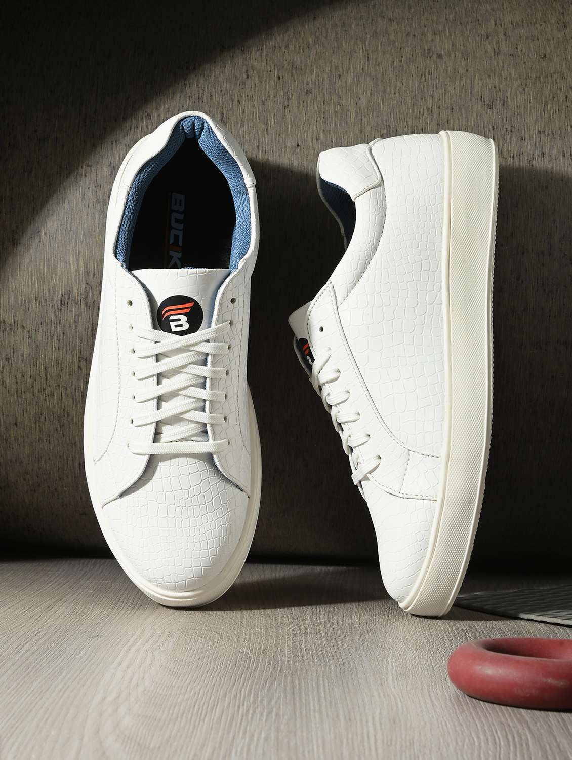 men white lace up sneaker