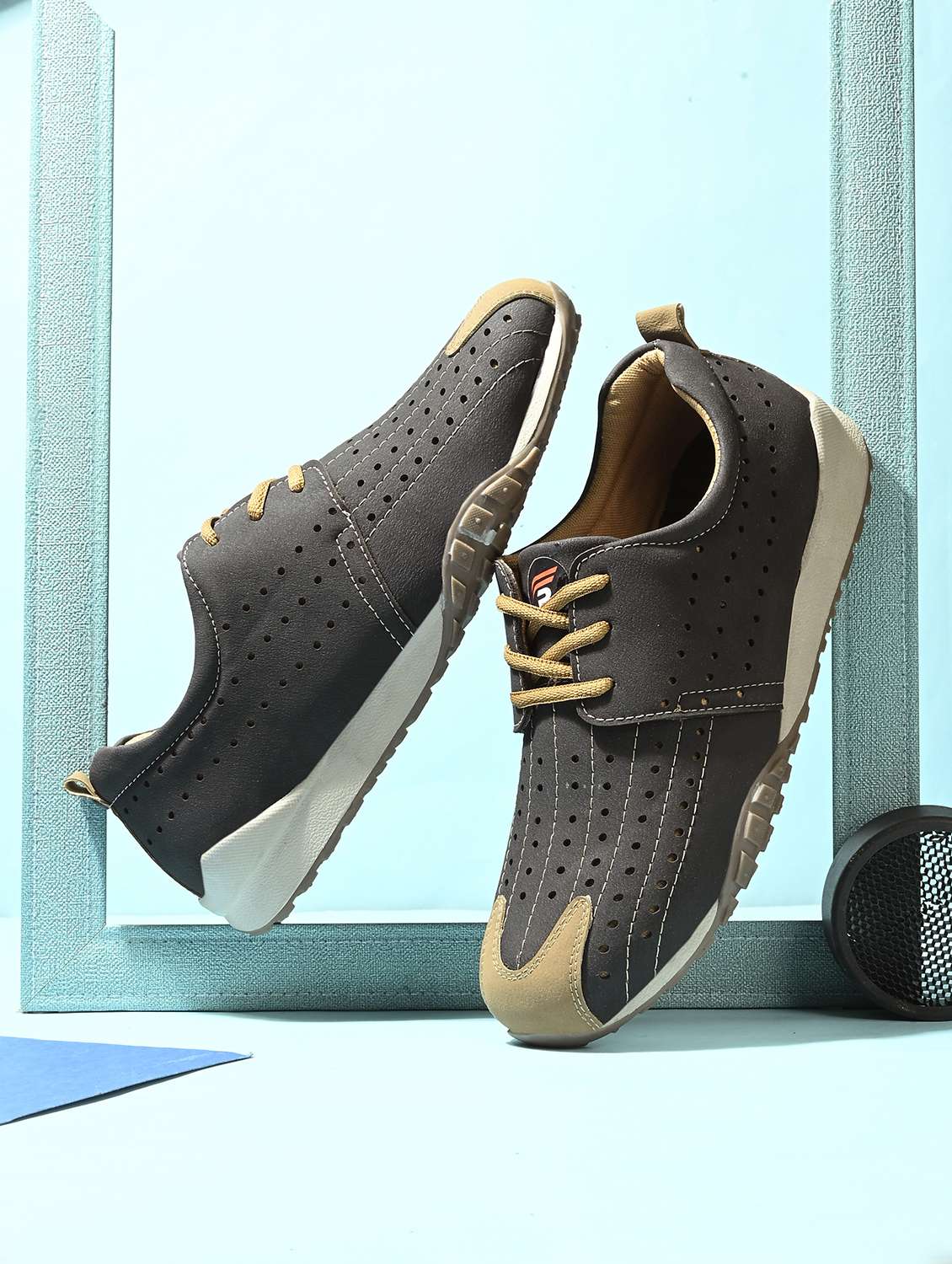 men black lace up sneaker
