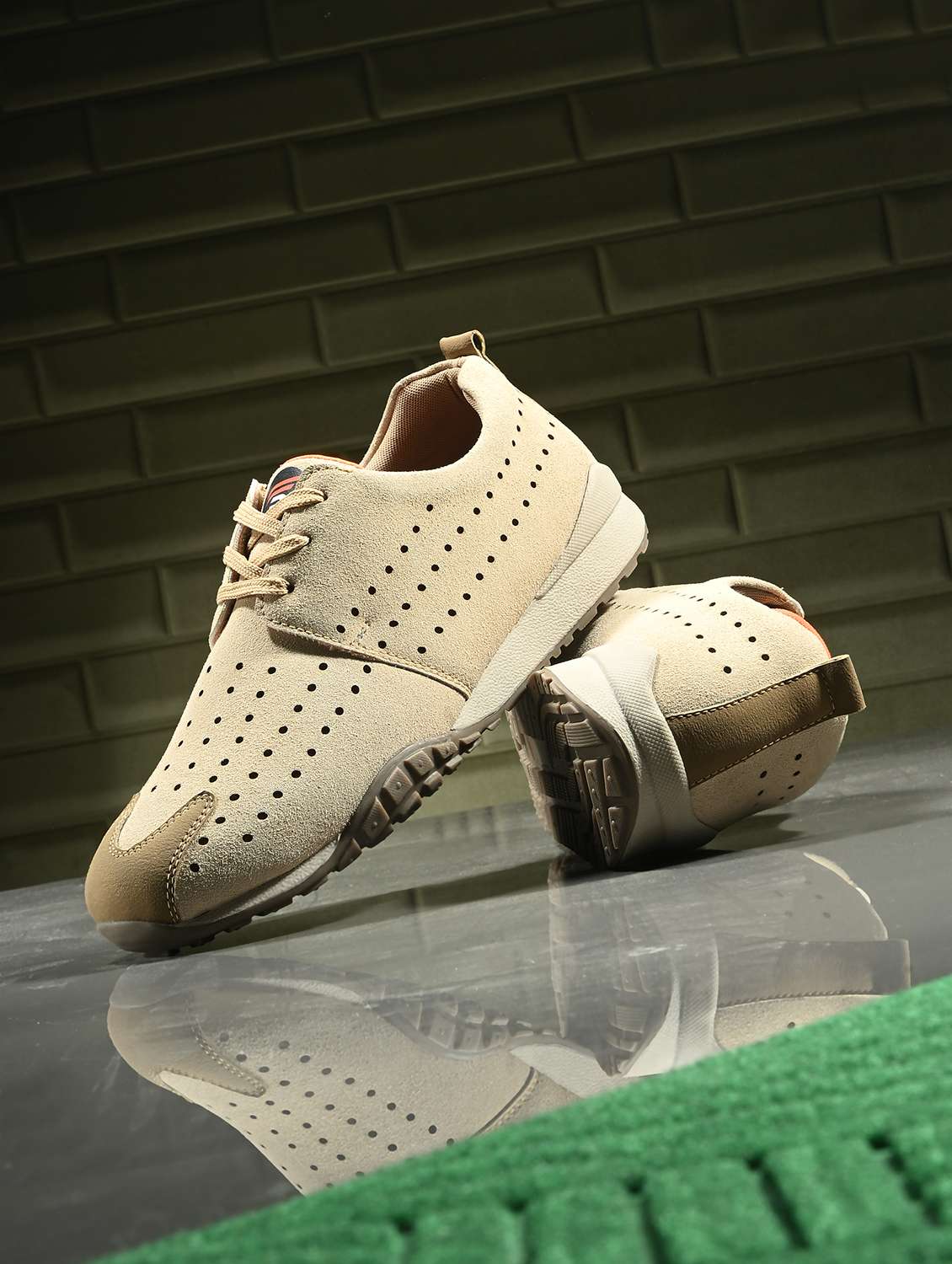 men beige lace up sneaker