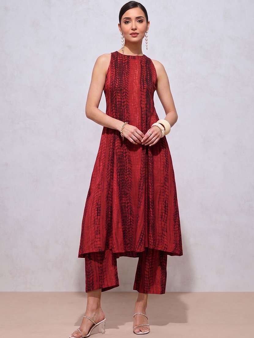 women printed sleeveless kurta pant set