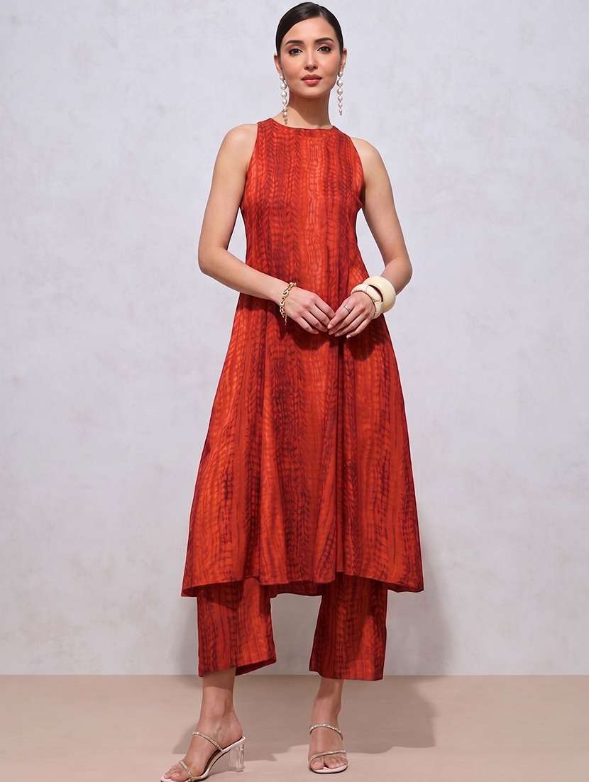 women printed sleeveless kurta pant set