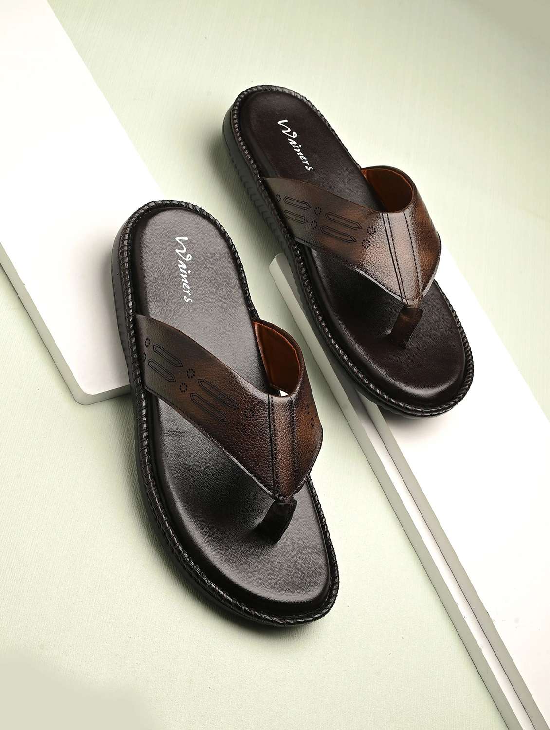 men solid toe separator slip on sandal