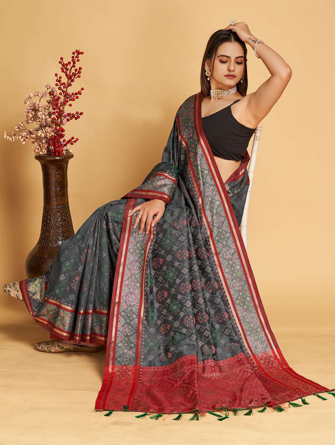 Women Self Design Patola Saree With Blouse - 22596267 -  Standard Image - 3