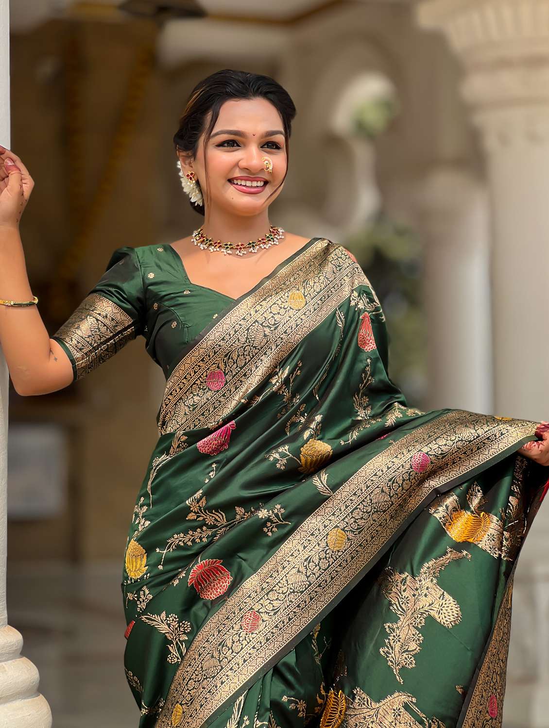 Women Self Design Banarasi Saree With Blouse - 22596306 -  Standard Image - 3