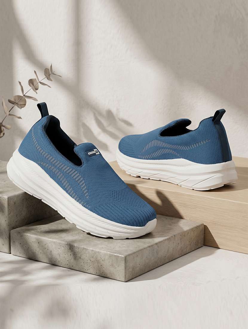 men textured slip on sports shoes