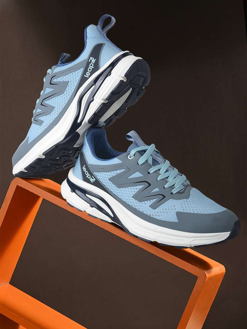 men textured lace up sports shoes