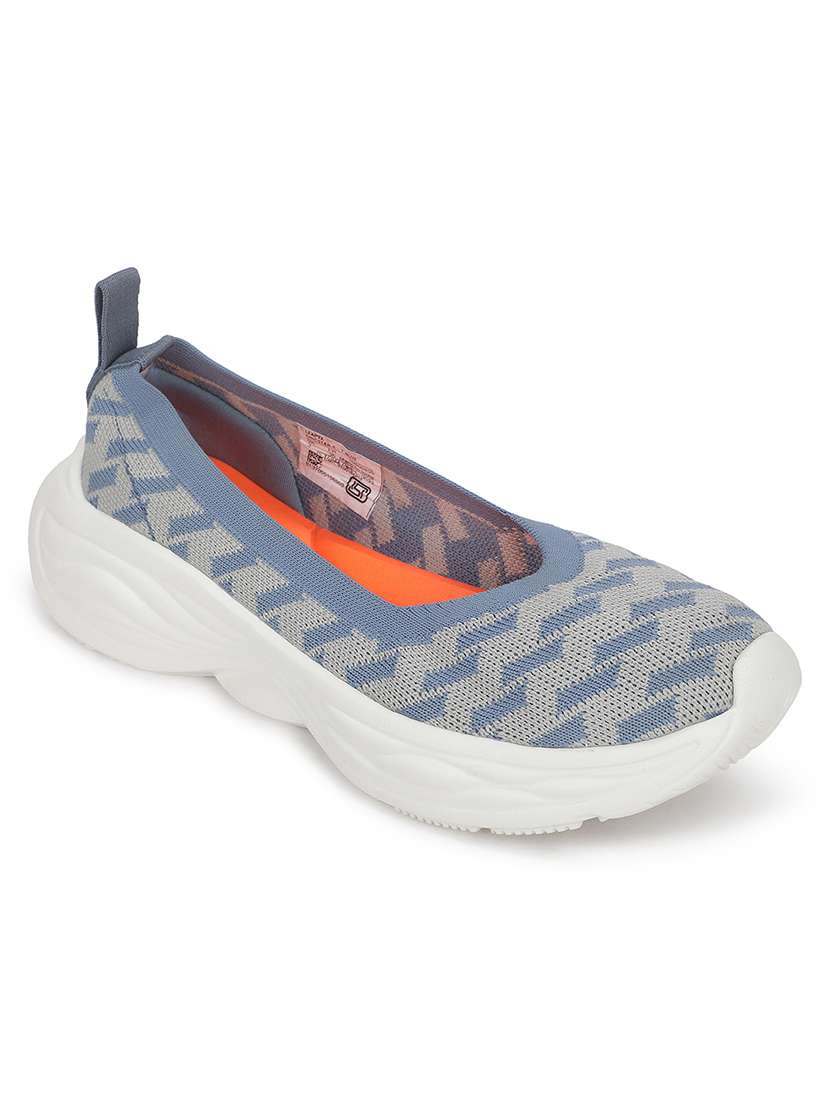 women textured slip on sports shoes