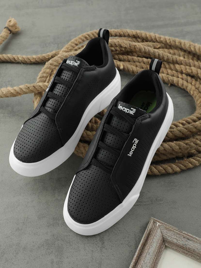 men textured lace up sneaker