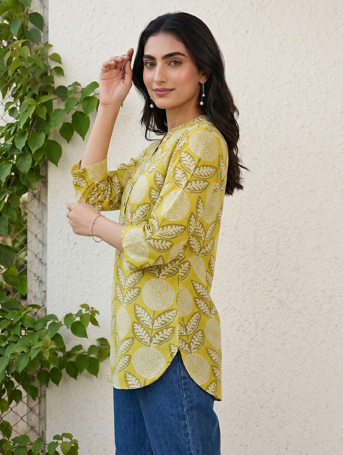Women Printed Three Quarter Sleeves Straight Kurti - 22597781 -  Standard Image - 3