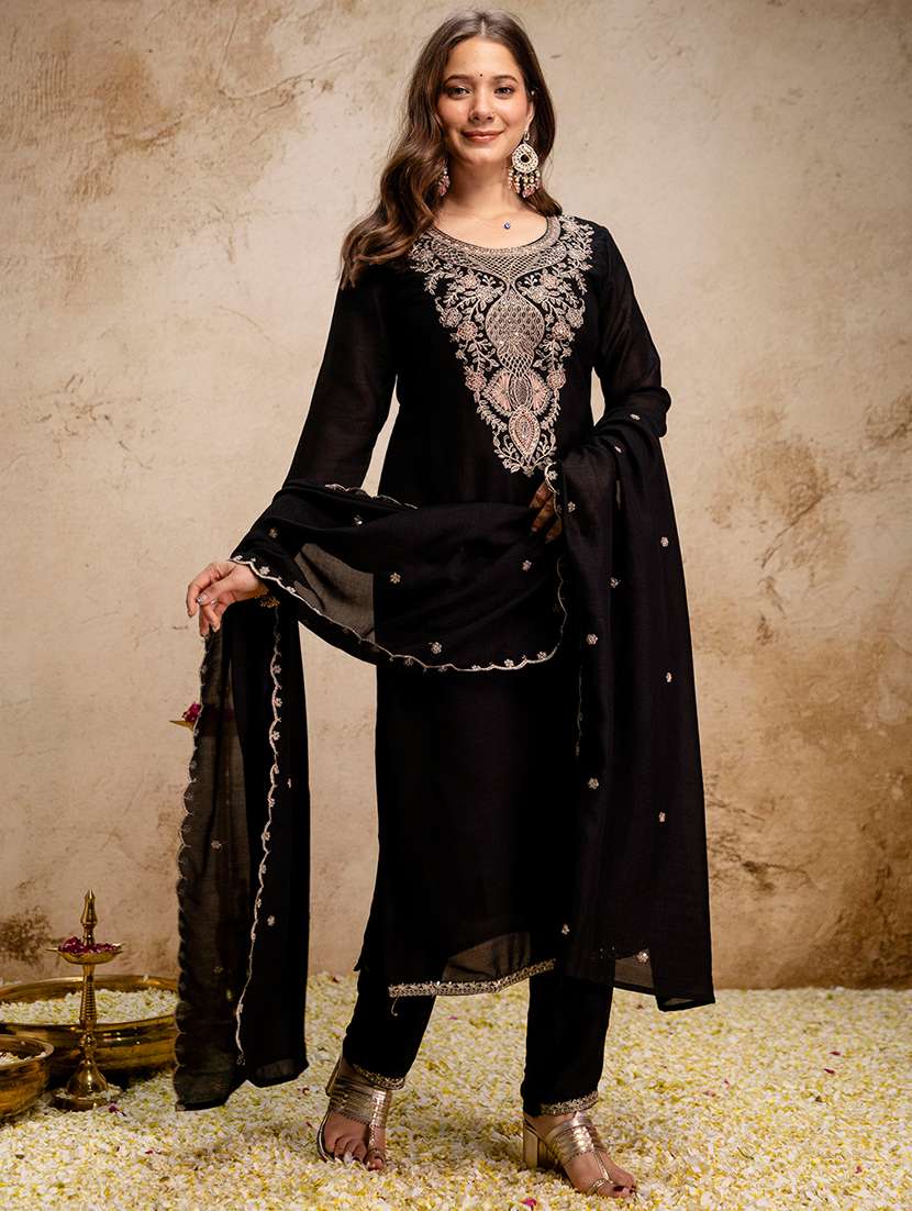 Women Embroidered Three Quarter Sleeves Kurta Pant Set With Dupatta - 22598094 -  Standard Image - 3