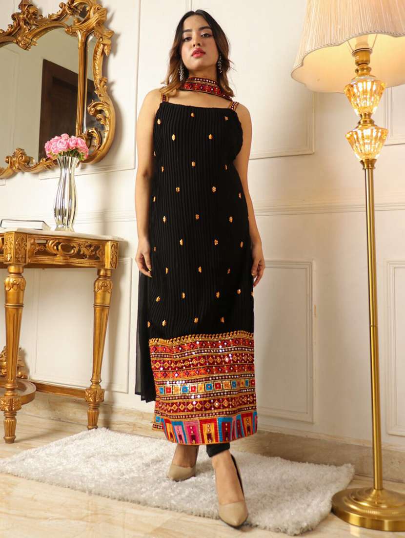 women embroidered sleeveless kurta pant with dupatta set