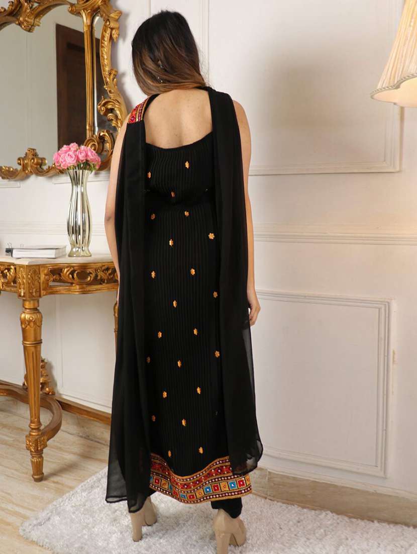 women embroidered sleeveless kurta pant with dupatta set - 22598547 -  Standard Image - 3