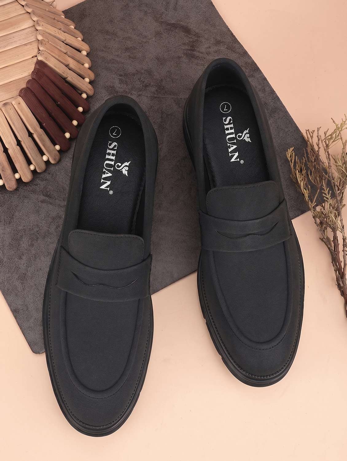 men solid slip on loafer