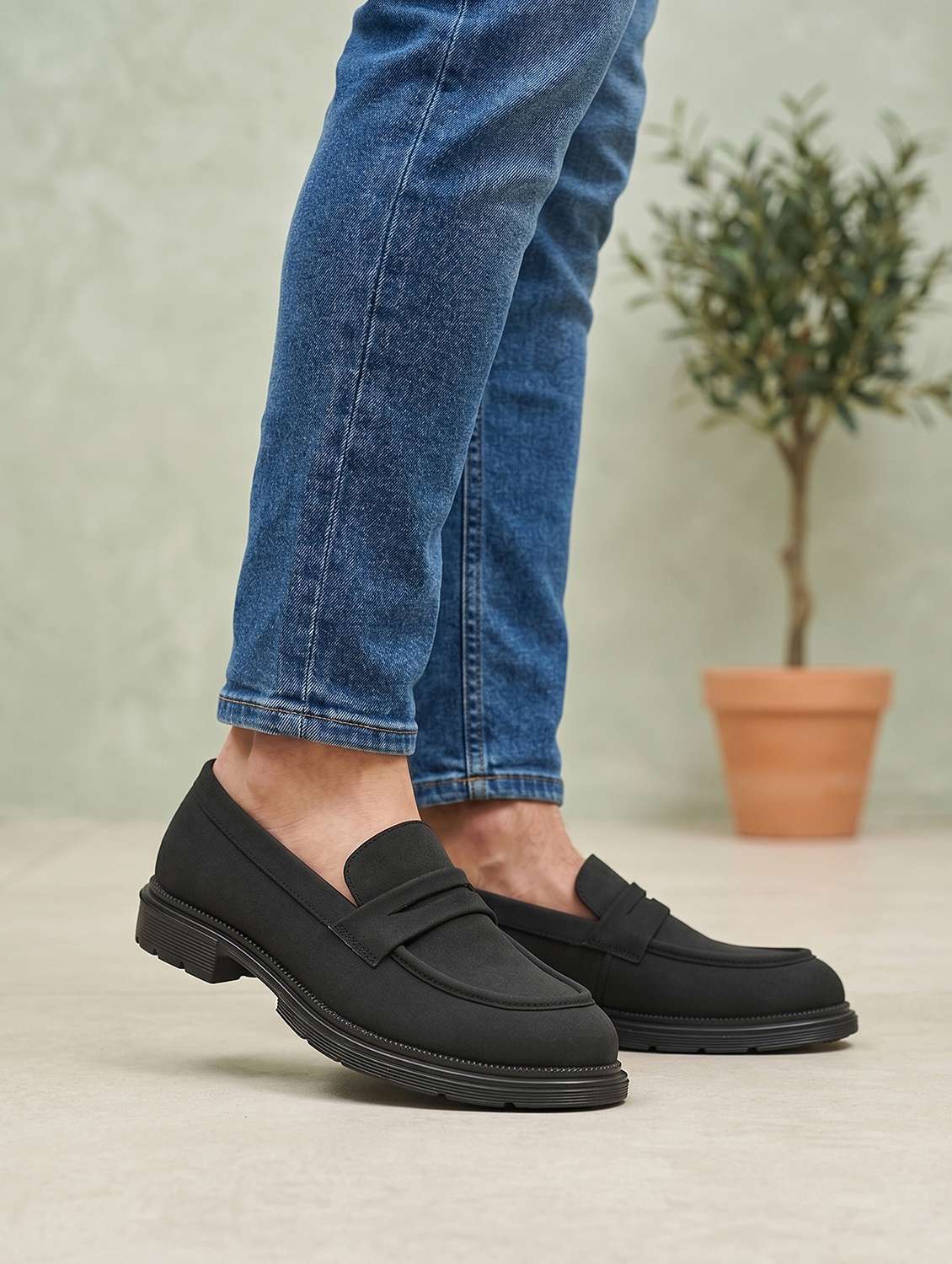 men solid slip on loafer - 22601121 -  Standard Image - 3
