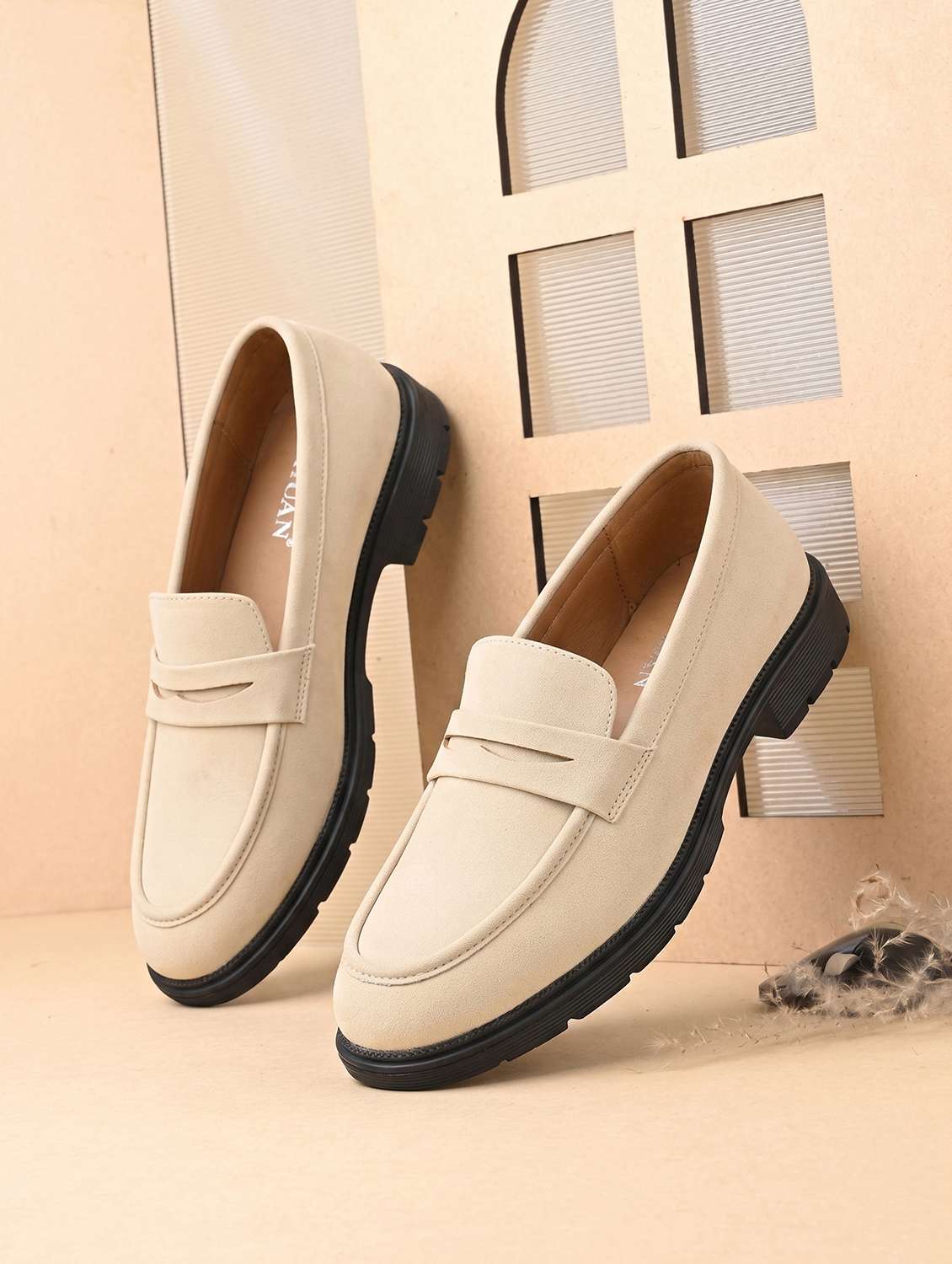 men solid slip on loafer