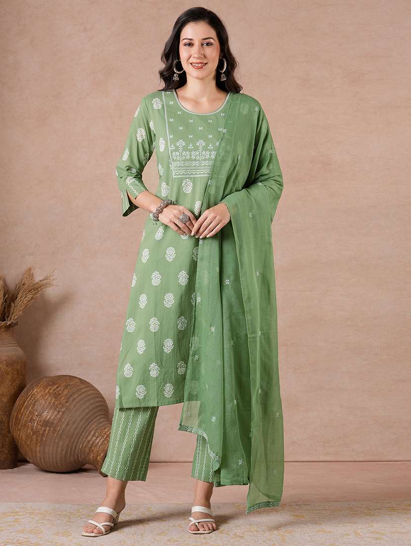 women printed three quarter sleeves kurta pant set with dupatta