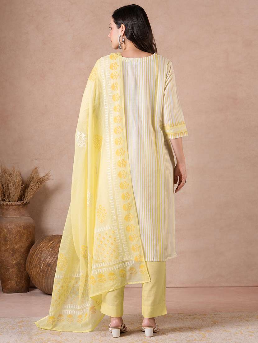 Women Printed Three Quarter Sleeves Kurta Pant Set With Dupatta - 22601155 -  Standard Image - 3