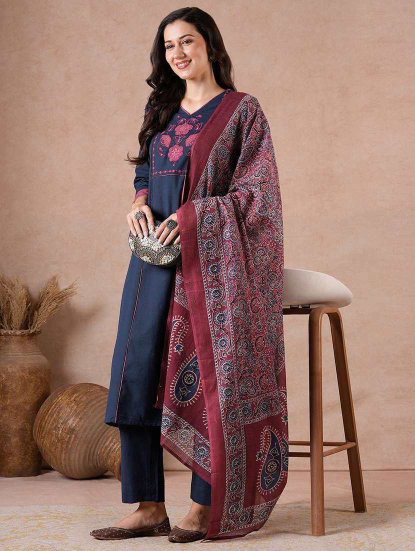 women embroidered three quarter sleeves kurta pant set with dupatta