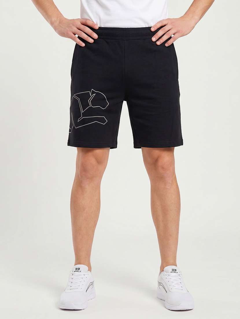 men printed mid rise regular fit shorts