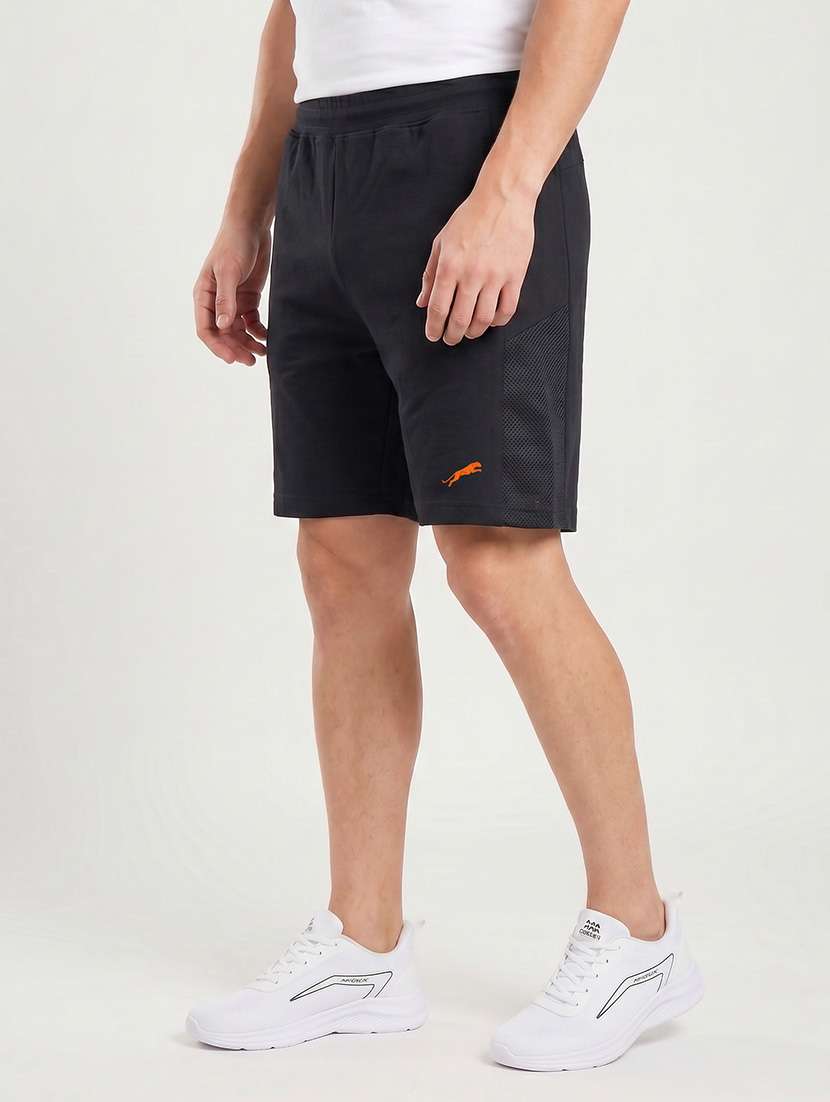 men solid mid rise regular fit shorts