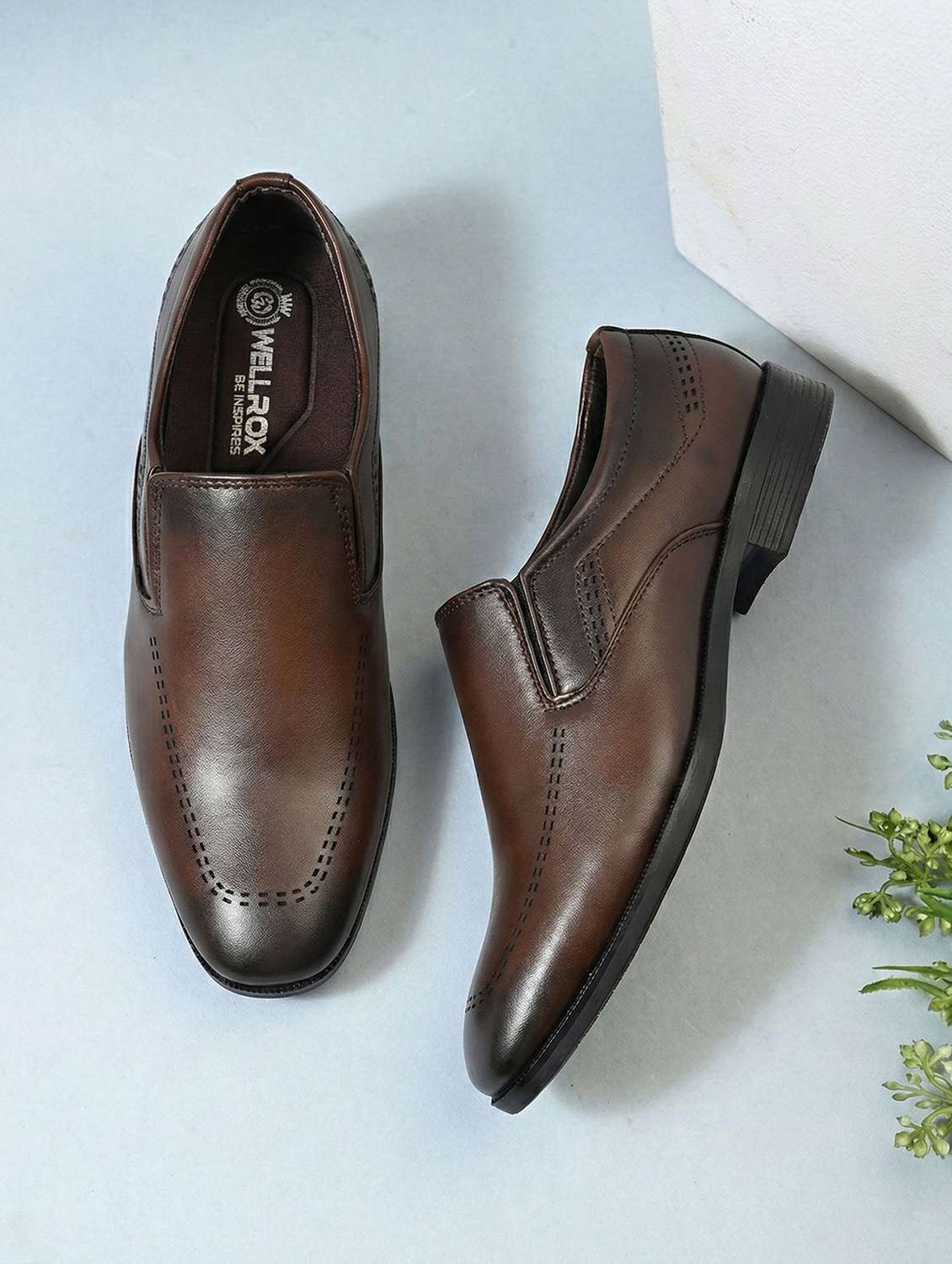 men solid slip on formal shoes