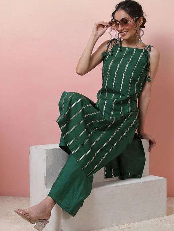 women self design sleeveless kurta pant set