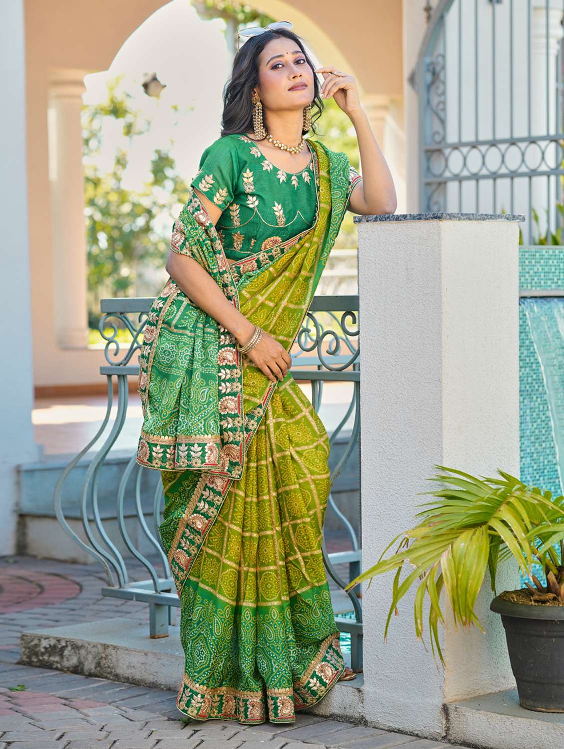 Women Bandhani Printed Saree With Blouse - 22606789 -  Standard Image - 3