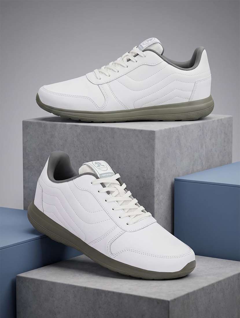 men textured lace up sneaker