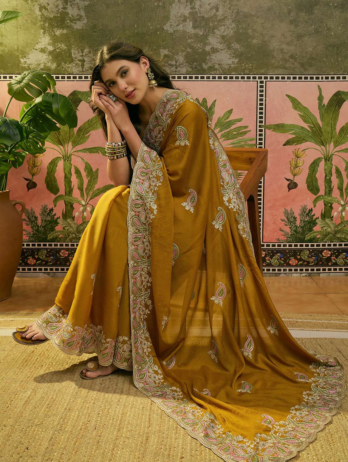Women Solid With Work Embroidered Saree With Blouse - 22610133 -  Standard Image - 5