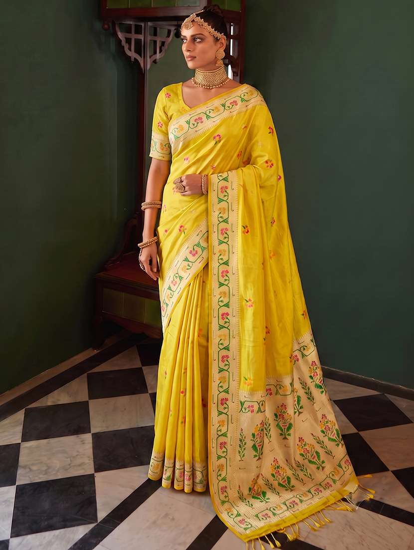 women self design bordered saree with blouse