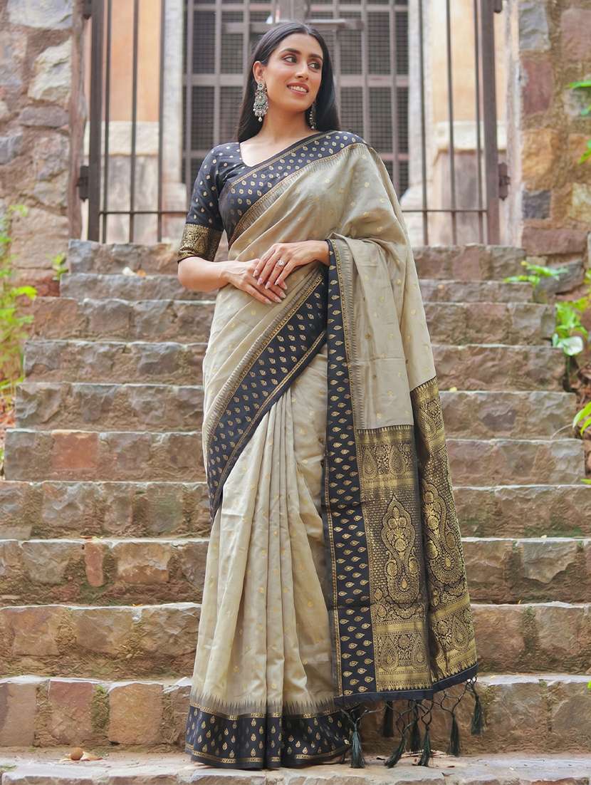 women self design bordered saree with blouse