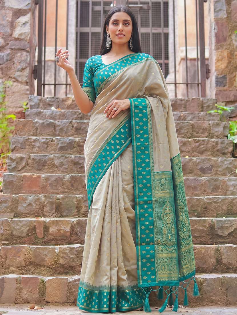 women self design bordered saree with blouse