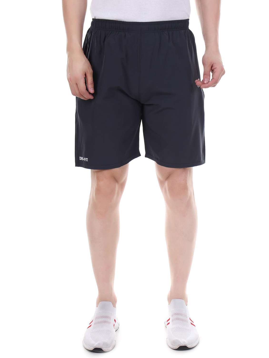men solid mid rise regular fit shorts