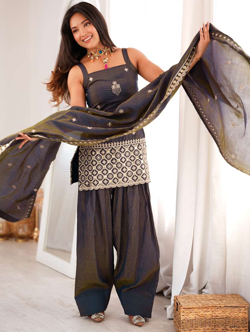 women embroidered sleeveless kurta salwar set with dupatta